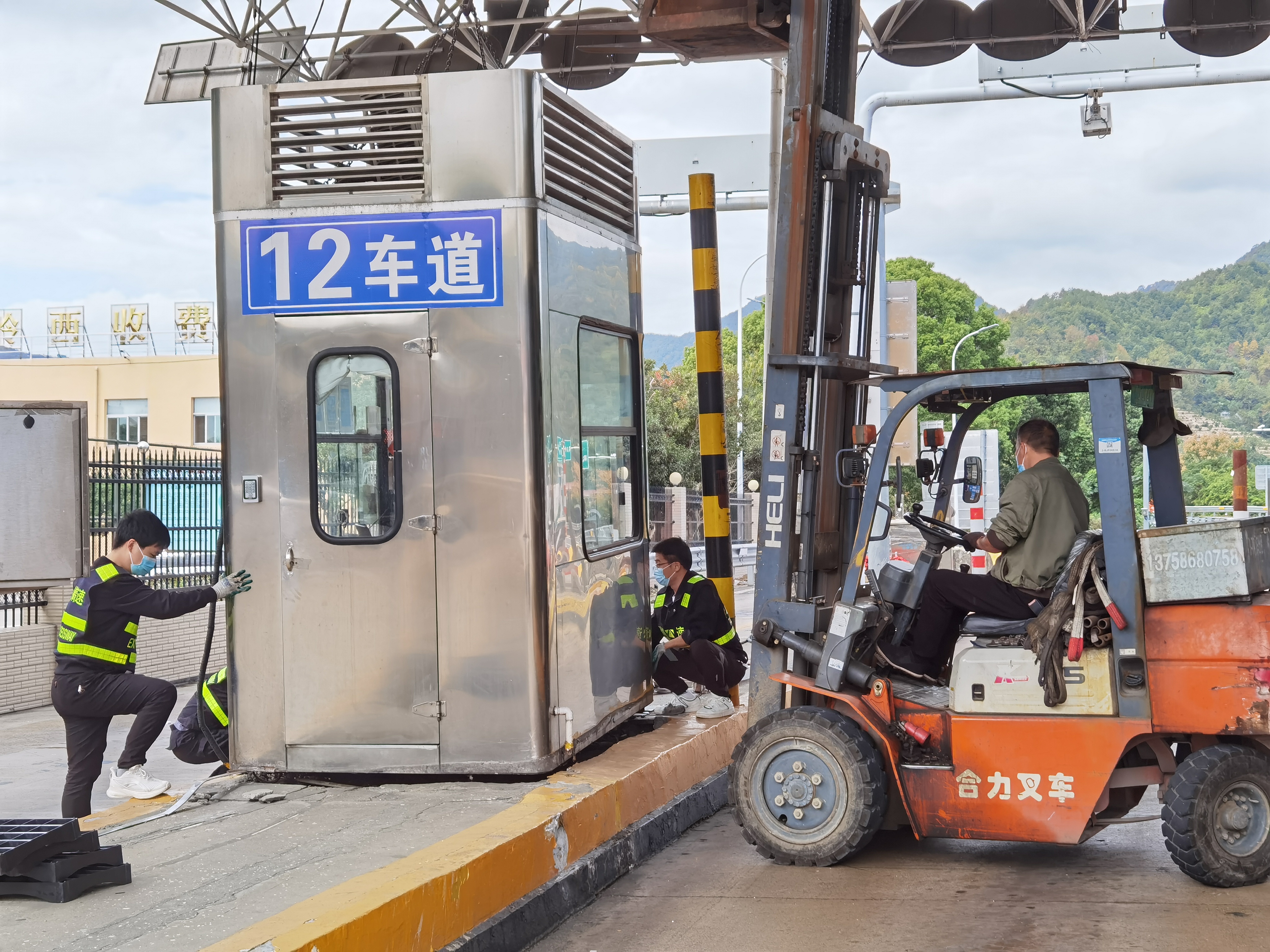 1666683073783722.jpg 20221025維養(yǎng)中心、施救中心聯(lián)合對崗亭進行搶修1——鄭霞霞拍攝.jpg